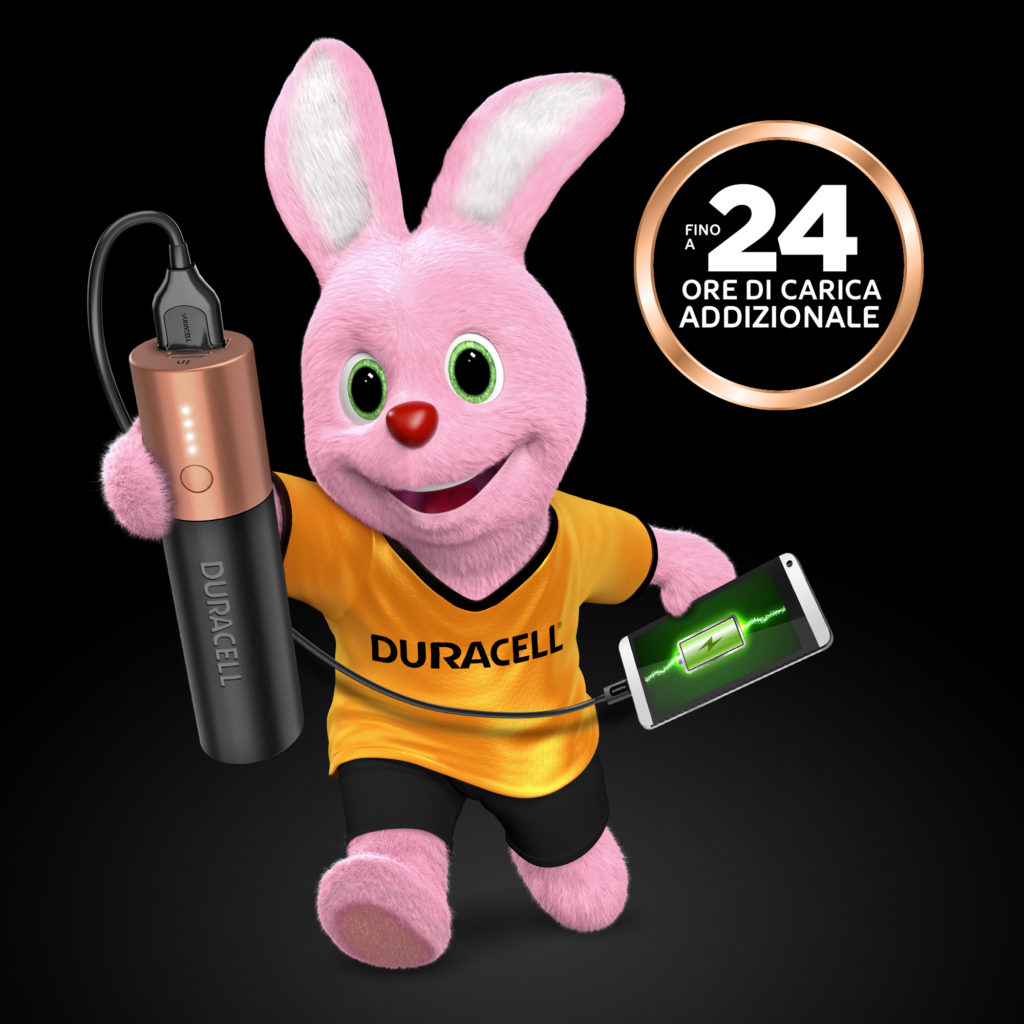 Duracell Pink Bunny con Powerbank 3350mAh con cui accende il suo telefono cellulare